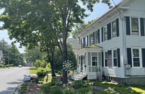 Kennebunk Apartamento | Cozy 1890 Cottage Studio with Hot Tub and Fire Pit in Downtown Kennebunk