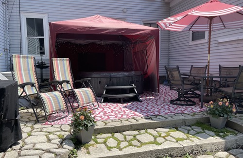 Kennebunk Apartamento | Cozy 1890 Cottage Studio with Hot Tub and Fire Pit in Downtown Kennebunk