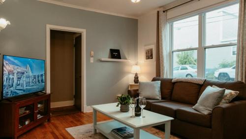 Downtown St. John's Apartamento | Cozy 1890s Heritage Flat Steps to Water St