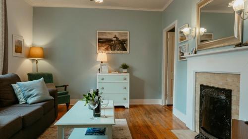 Downtown St. John's Apartamento | Cozy 1890s Heritage Flat Steps to Water St
