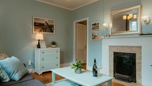 Downtown St. John's Apartamento | Cozy 1890s Heritage Flat Steps to Water St