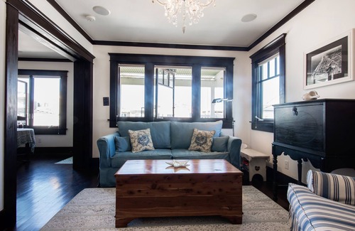 Hermosa Beach Cabaña | Acogedor 1915 Beach Cottage