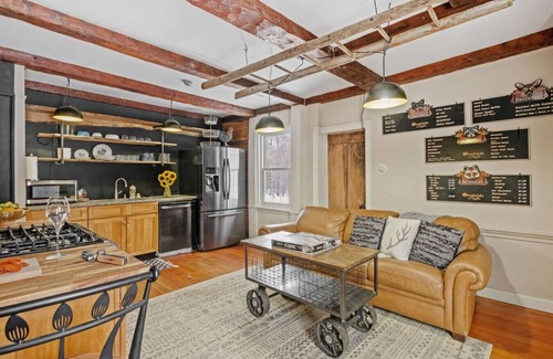 Gilmanton Otro | COZY 1BDR on Working Farm~Mini Cows + Soaking Tub