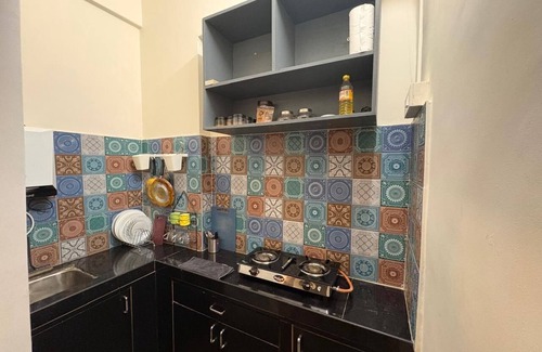 Pali Hill Apartamento | Cozy 1BHK apartment at off Linking road, in enchanting Bandra west, Mumbai.