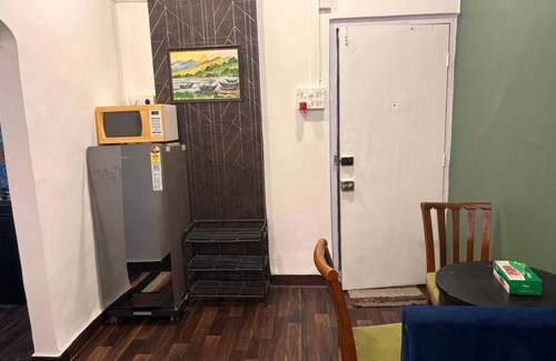 Pali Hill Apartamento | Cozy 1BHK apartment at off Linking road, in enchanting Bandra west, Mumbai.
