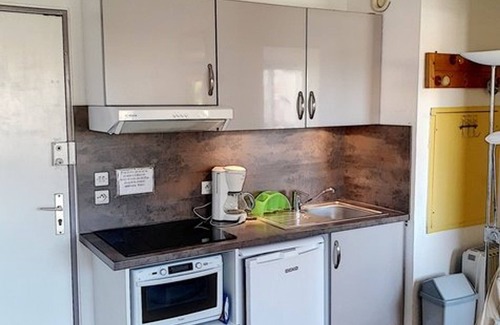 La Faviere Apartamento | Acogedor T2 con piscina, tenis y acceso directo a la playa, La Favière