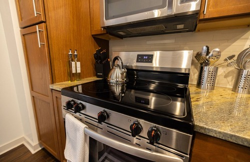 Downtown Dallas Apartamento | Cozy 1BR Apt: Rooftop Pool, Gym & Free Parking
