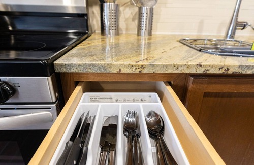 Downtown Dallas Apartamento | Cozy 1BR Apt: Rooftop Pool, Gym & Free Parking