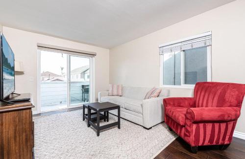 West Newport Casa | Cozy 1Br Beach Retreat W Balcony & Bbq One Block From Sand By Beachview Rentals
