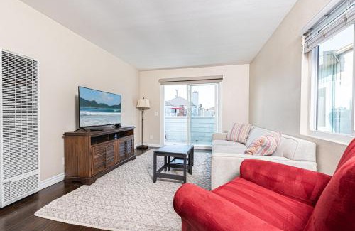 West Newport Casa | Cozy 1Br Beach Retreat W Balcony & Bbq One Block From Sand By Beachview Rentals