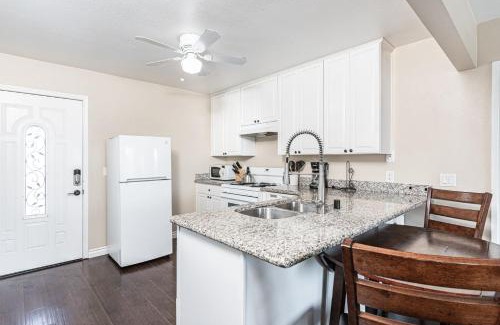 West Newport Casa | Cozy 1Br Beach Retreat W Balcony & Bbq One Block From Sand By Beachview Rentals