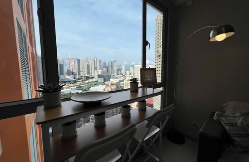 Pasig Condominio | Cozy 1BR Condo in Mandaluyong City With City Skyline View