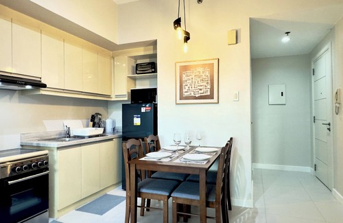 Pio del Pilar Condominio | Cozy 1BR Deluxe with Balcony near Greenbelt Mall