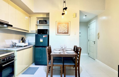 Pio del Pilar Condominio | Cozy 1BR Deluxe with Balcony near Greenbelt Mall