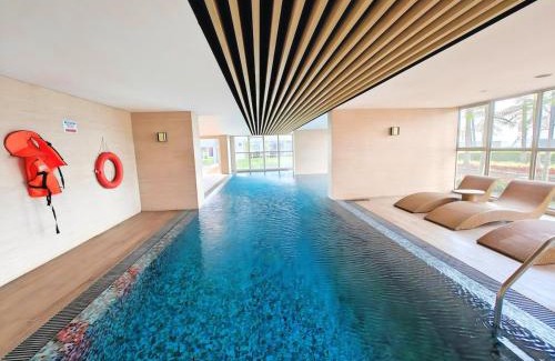 Pantai Indah Kapuk Apartamento | Cozy 1BR Gold Coast PIK with Pool, Gym, Netflix by 2ndHome