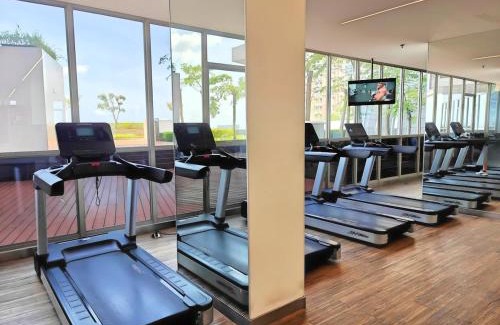 Pantai Indah Kapuk Apartamento | Cozy 1BR Gold Coast PIK with Pool, Gym, Netflix by 2ndHome