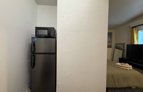 Opa-Locka Casa | Cozy 1BR Hideaway Guesthouse in Opa-Locka with Kitchen, WiFi, and Private Entry