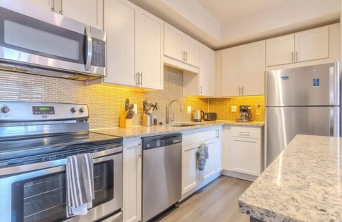Irving Apartamento | Cozy 1BR King Suite | Pool, Gym & Parking 01
