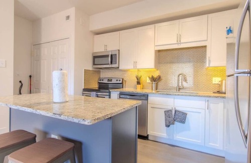 Irving Apartamento | Cozy 1BR King Suite | Pool, Gym & Parking 01