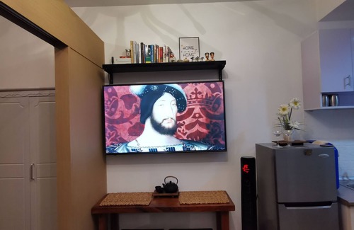 Taguig Condominio | Cozy 1BR Studio: Pool, Balcony, Near Airport and Hotspots.