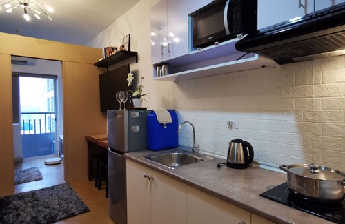 Taguig Condominio | Cozy 1BR Studio: Pool, Balcony, Near Airport and Hotspots.