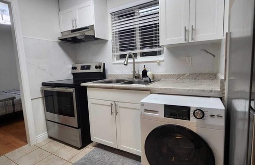 Renfrew-Collingwood Casa | Cozy 1BR Suite | Close to SkyTrain (5min Walk)