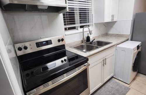 Renfrew-Collingwood Casa | Cozy 1BR Suite | Close to SkyTrain (5min Walk)