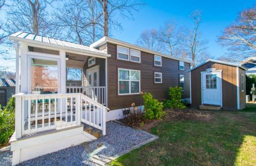 Upward Casa | Cozy 1BR Tiny Home with Pool Access and Free Tix