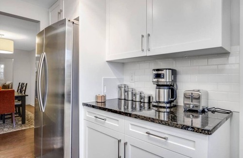 Detroit Apartamento | Cozy 2/1 Apt near the Villages | Free Parking