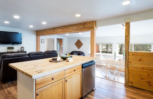 Sagle Casa | Cozy 2 BD Lakehouse Cabin w/ incredible views