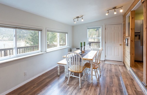 Sagle Casa | Cozy 2 BD Lakehouse Cabin w/ incredible views