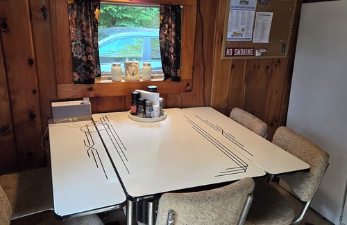 Hadley Cabina | Cozy 2-bedroom Adirondack cabin at tranquil Great Sacandaga Lake w/WiFi