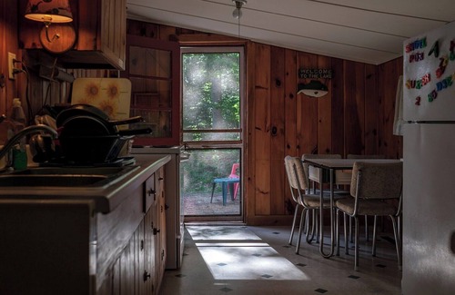 Hadley Cabina | Cozy 2-bedroom Adirondack cabin at tranquil Great Sacandaga Lake w/WiFi