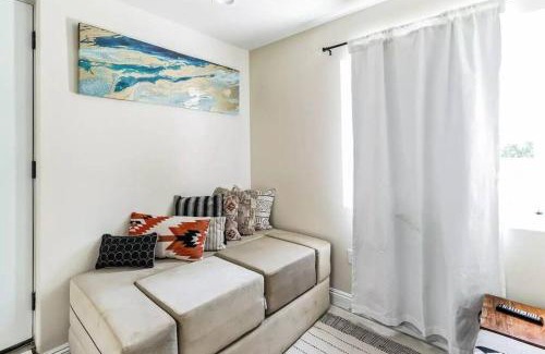 Santa Clarita Casa | Cozy 2 bdrm Home in the Heart of SCV near Six Flags