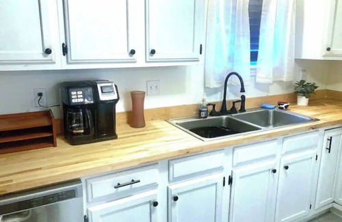 Westerly Apartamento | Cozy 2 Bed 1 Bath Near Downtown & Beaches
