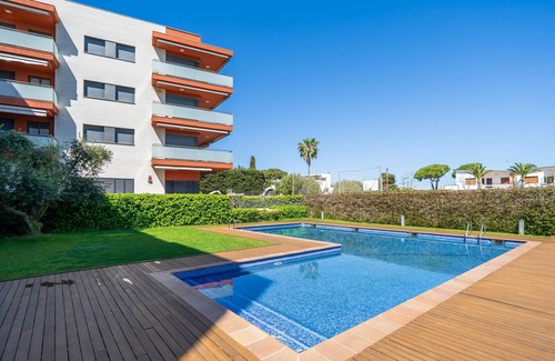 Torredembarra Apartamento | Apartamento de 2 habitaciones con piscina y parking a 150m de la playa en Torredembarra
