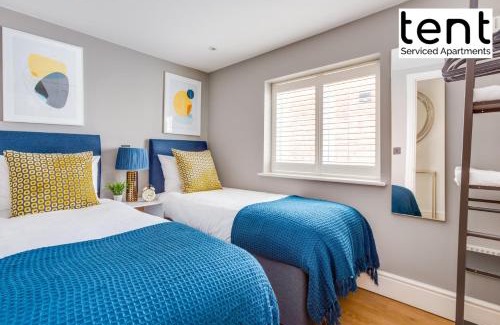 Runnymede Apartamento | COZY 2 BED Apt Steps to town centre by Tent Serviced Apartments Egham with Free Parking and Wifi