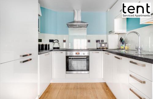 Runnymede Apartamento | COZY 2 BED Apt Steps to town centre by Tent Serviced Apartments Egham with Free Parking and Wifi
