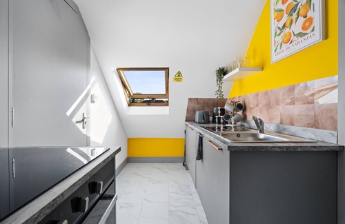 Marston Green Apartamento | Cozy 2-Bed Attic | 5 Mins to BHX Airport & NEC