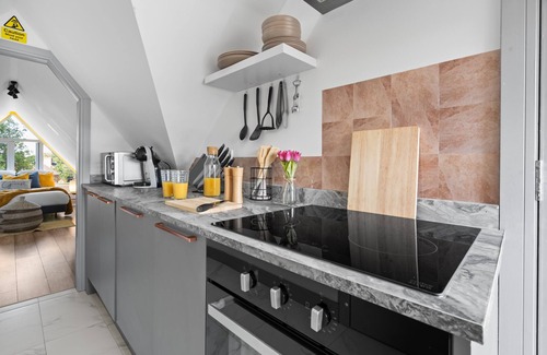 Marston Green Apartamento | Cozy 2-Bed Attic | 5 Mins to BHX Airport & NEC