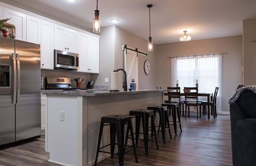 Sycamore Casa | Cozy 2 bed condo featuring king master suite with office in Sycamore