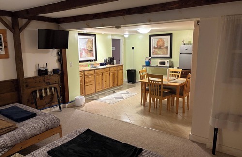 Bridgton Apartamento | Cozy 2-Bed Suite / Studio with WiFi and AC in welcoming Lakes Region Bridgton