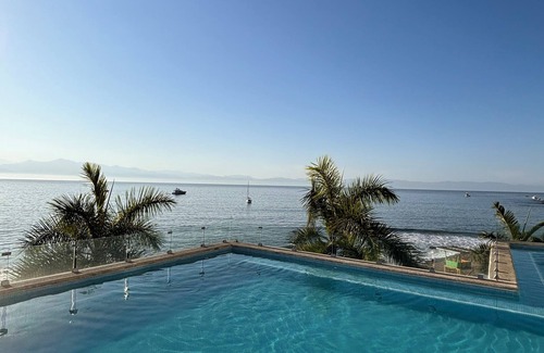 La Cruz de Huanacaxtle Condominio | Cozy 2-bedroom beachfront condo in La Cruz de Huanacaxtle with AC, fitness room