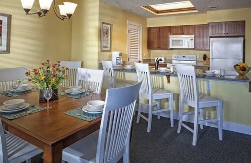 Palmetto Dunes Condominio | Cozy 2-bedroom condo with daily golf, fitness room, WiFi in Hilton Head Island.