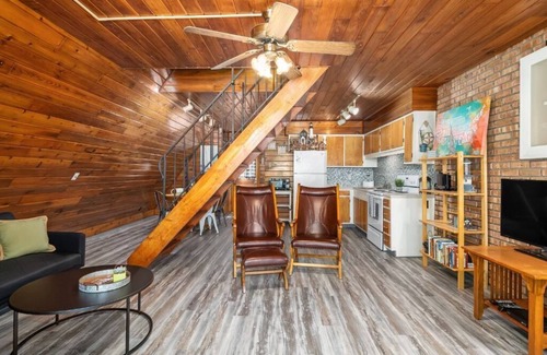 Stevensville Casa | Cozy 2 bedroom 1.5 bath Lake House Cabin