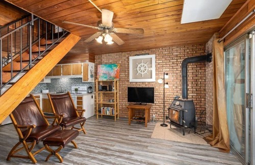Stevensville Casa | Cozy 2 bedroom 1.5 bath Lake House Cabin