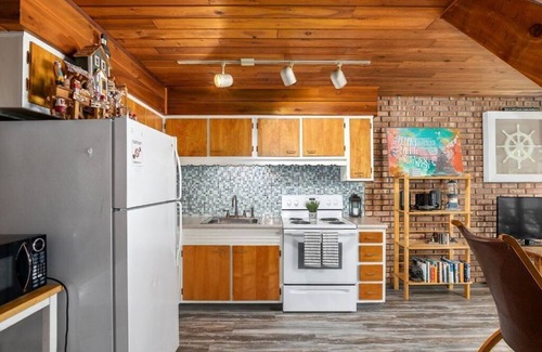 Stevensville Casa | Cozy 2 bedroom 1.5 bath Lake House Cabin