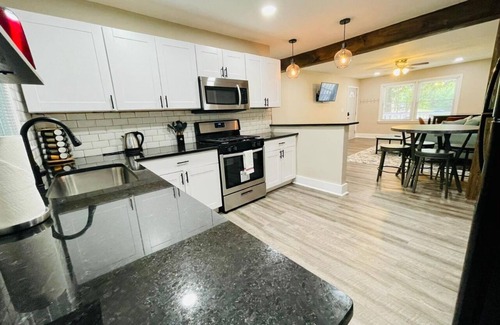 Marietta Casa | ✶ Cozy 2 Bedroom 1 Bath Entire House ✶