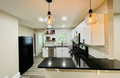 Marietta Casa | ✶ Cozy 2 Bedroom 1 Bath Entire House ✶