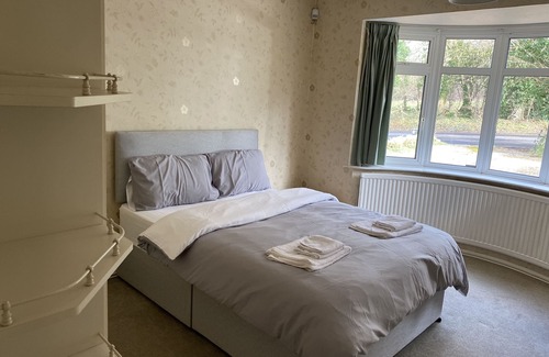 Claygate Casa | Cozy 2 bedroom 2 bathroom cottage with large garden in tranquil setting